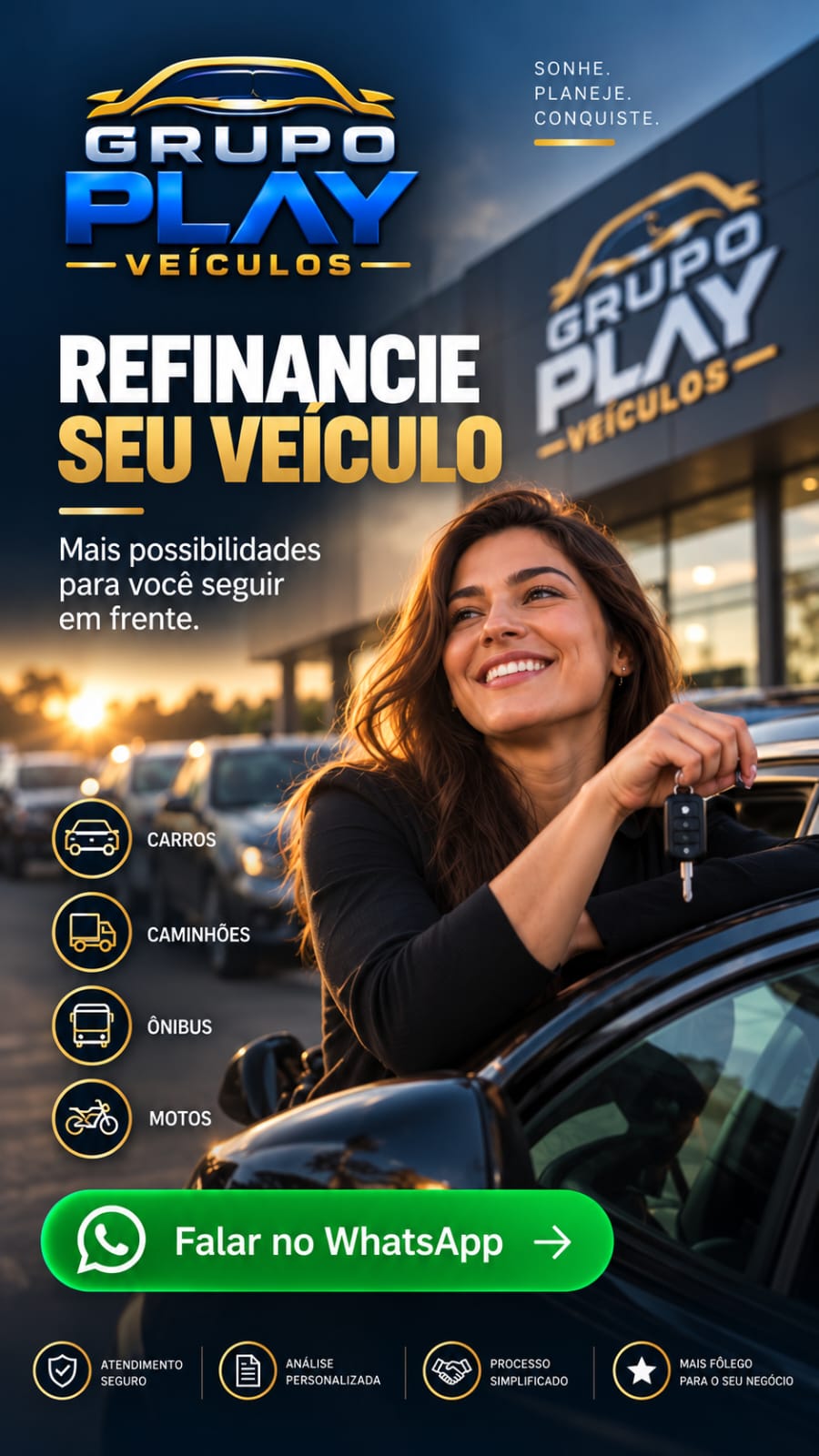 Cliente com a chave do carro na campanha de refinanciamento do Grupo Play Veículos